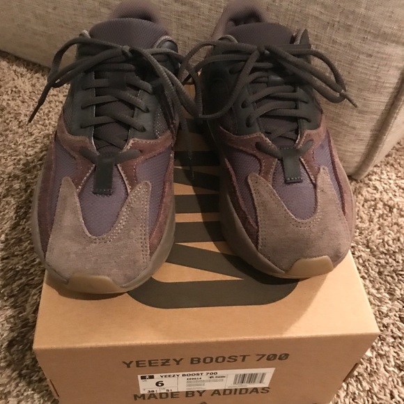 Adidas Yeezy Boost 700 Mauve - Picture 1 of 5